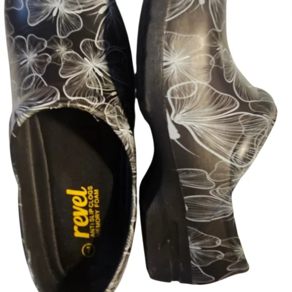 Revel AntiSlip Clogs For Women Size 7 Please Read Description - Picture 2 of 7